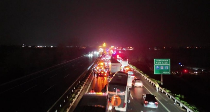 16 aracın karıştığı zincirleme kazada 4'ü ağır 13 yaralı