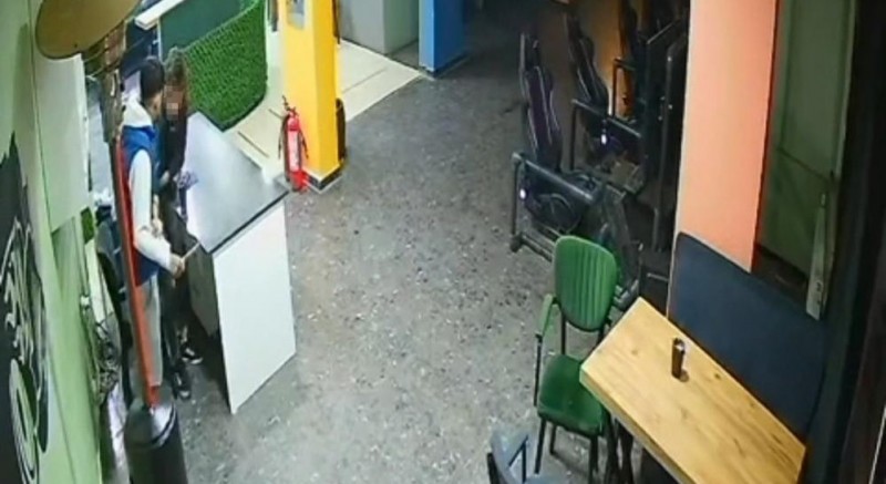 17 yaşındaki çocuğun bıçaklandığı anlar