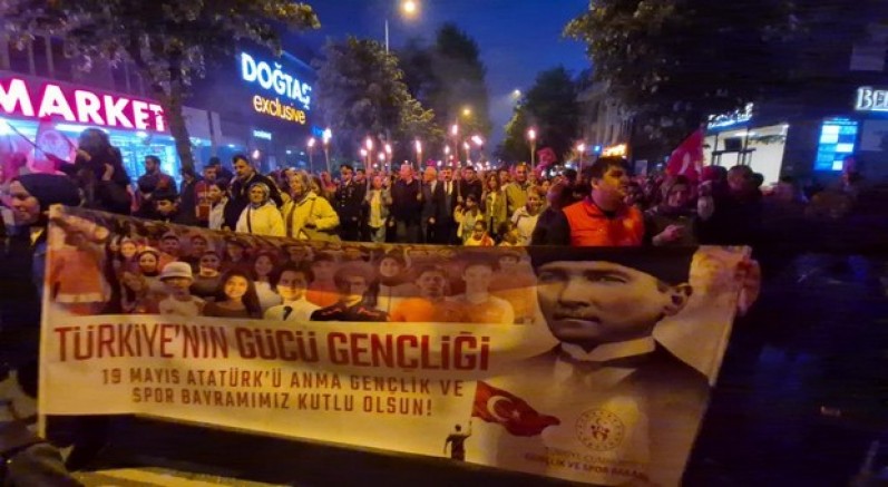19 Mayıs coşkusu fener alayı ile başladı