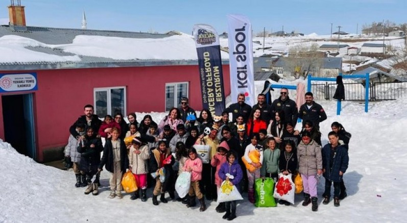 2 bin 700 rakımlı köyde minik yürekleri ısıttılar