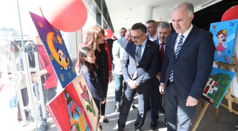 23 Nisan'a özel minik sanatçılar sergisi açıldı