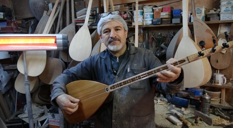 35 yıldır bağlama üretiyor