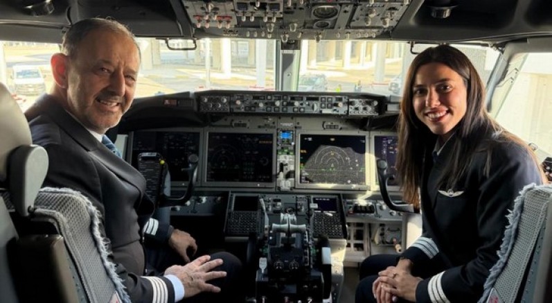 42 yıllık pilot gökyüzüne kızıyla veda etti