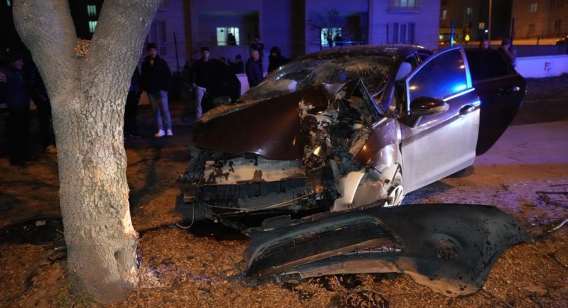 Ağaca çarpan otomobil hurdaya döndü: 3 yaralı