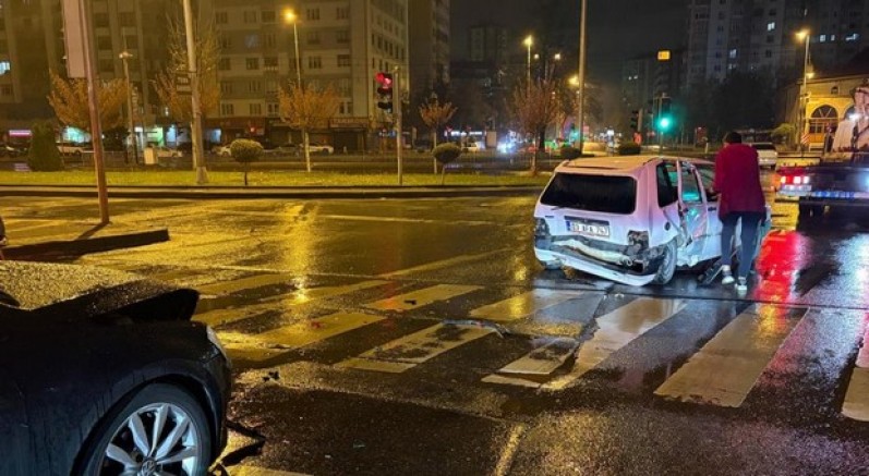 Alkollü sürücü duran arabaya çarptı: 1 yaralı