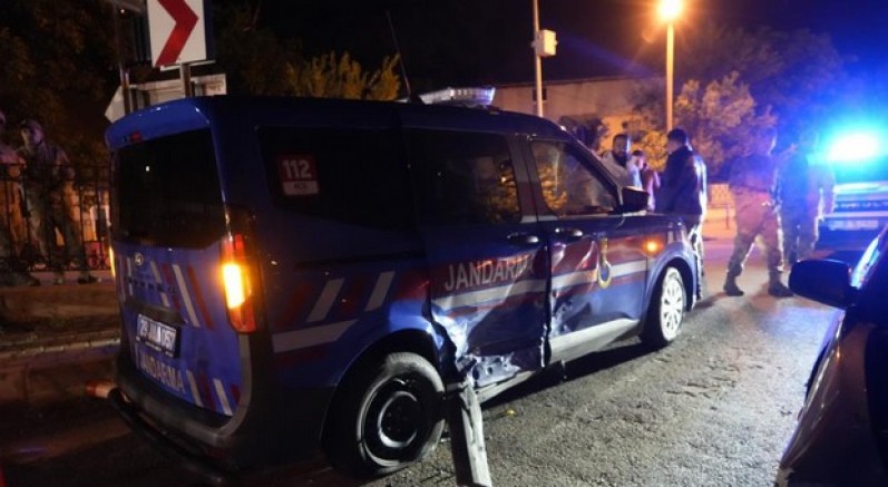 Alkollü sürücü jandarma aracına çarptı