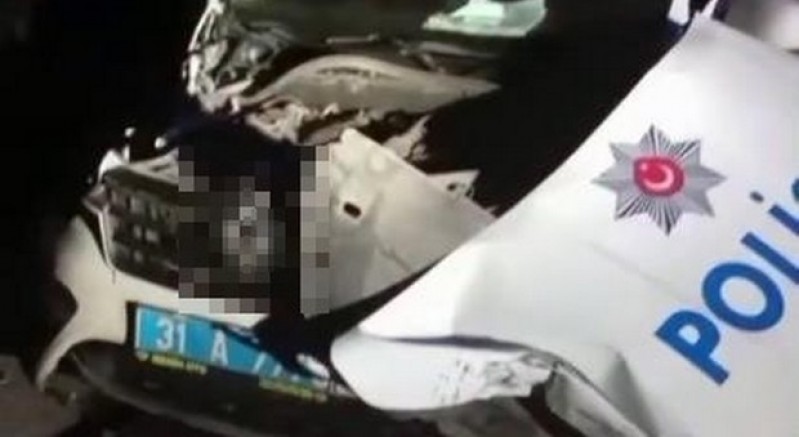 Alkollü sürücü polis aracına çarptı: 2 polis yaralı
