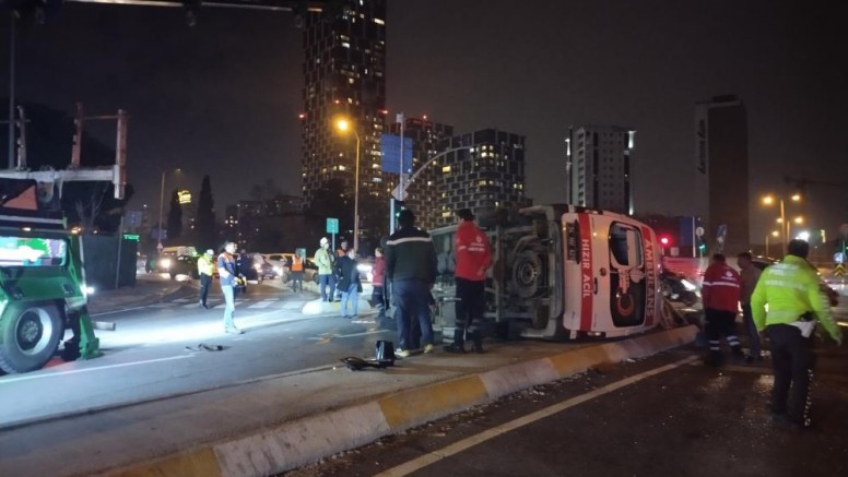 Ambulans ile cip kafa kafaya çarpıştı: 3 yaralı