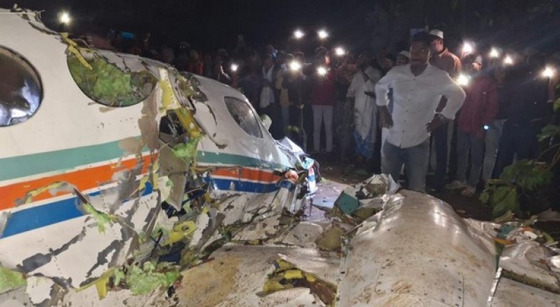 Ambulans uçak düştü