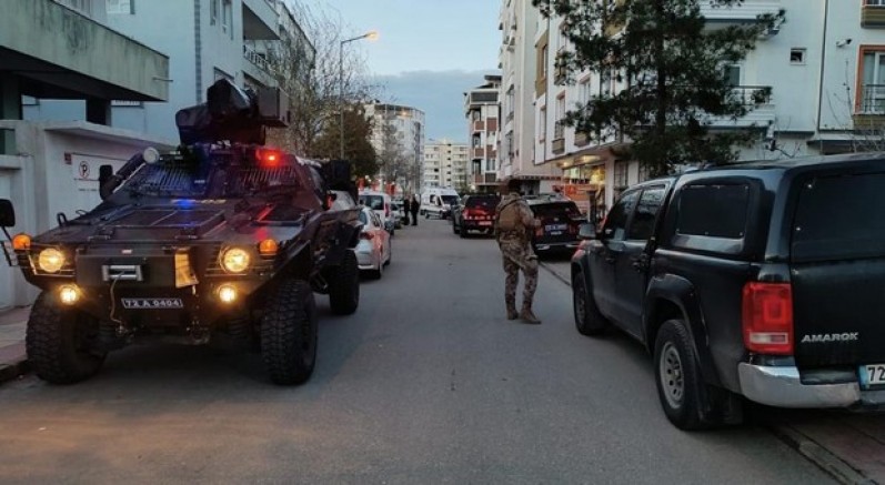 Anne ve ağabeyini öldürdü