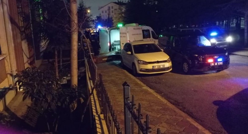 Annesini, kızını ve eşini öldürüp intihar etti