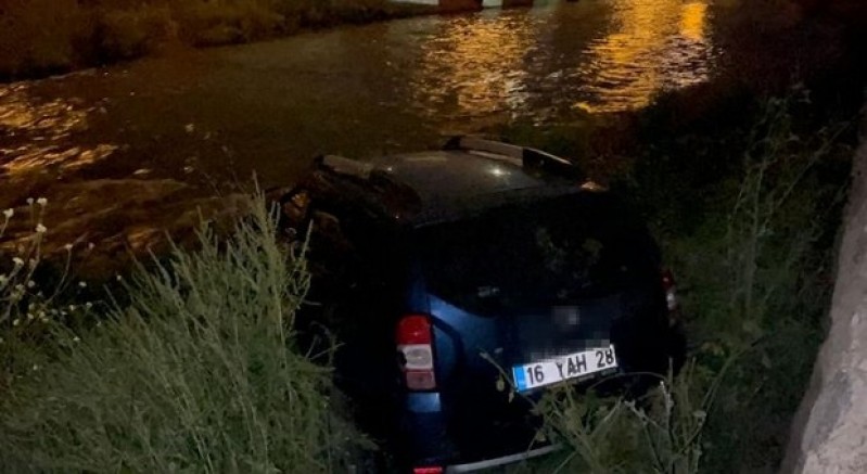 Araç dereye uçtu, kaza sonrası sürücü kaçtı