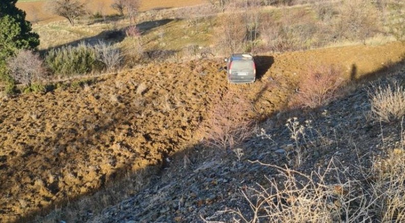 Araç şarampole uçtu: 10 yaralı