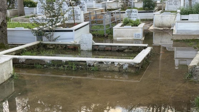 Arnavutköy’de mezarlık sular altında kaldı
