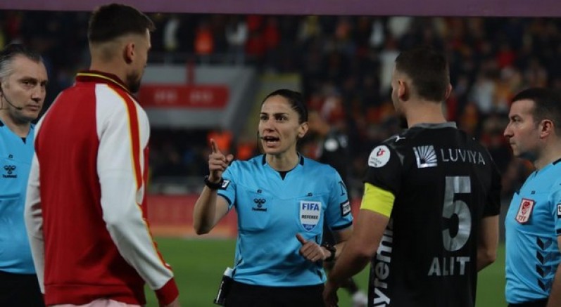 Asen Albayrak, 1 penaltı, 6 sarı kart gösterdi