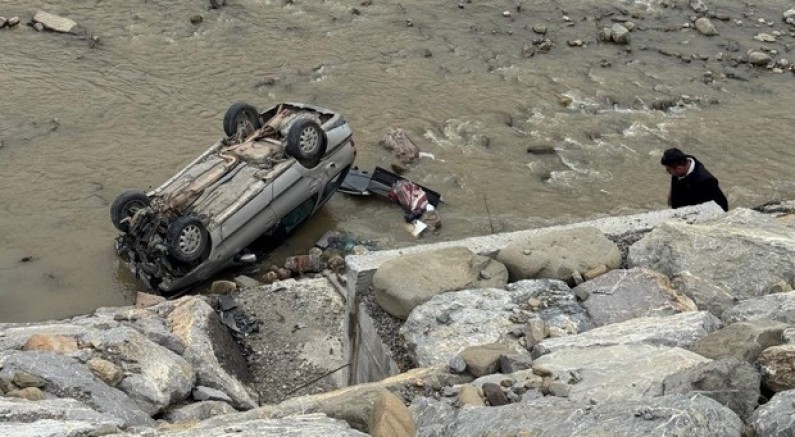 Ayancık'ta otomobil ırmağa uçtu: 1 yaralı