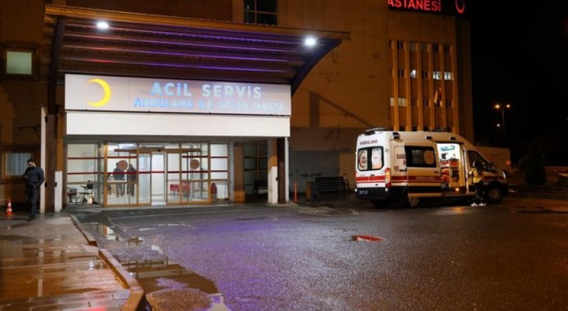 Babasını bıçakladı, arkasına bile bakmadan kaçtı