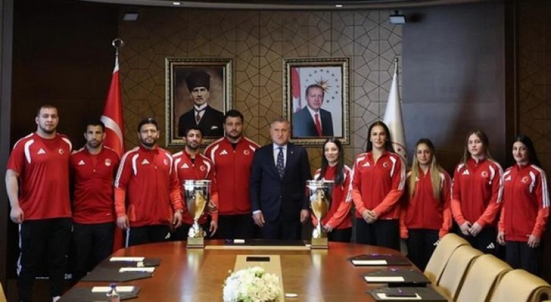 Bakan Bak, Avrupa şampiyonu milli güreşçileri ağırladı