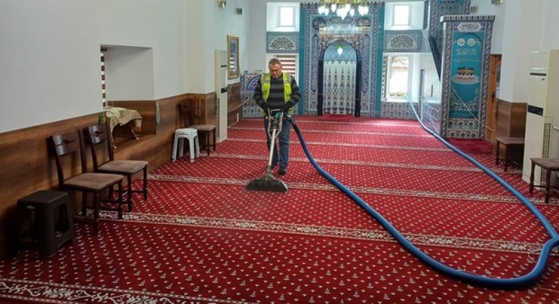 Balkanlardaki camilerde Ramazan temizliği