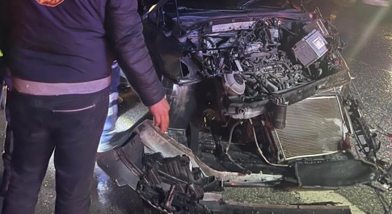 Bariyerlere çarpan otomobil hurdaya döndü: 3 yaralı