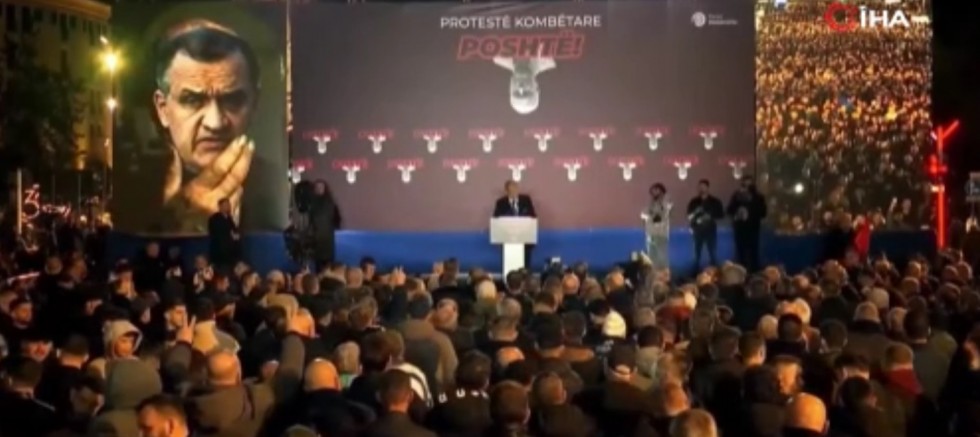 Başbakanlık binasına molotofkokteyli saldırı