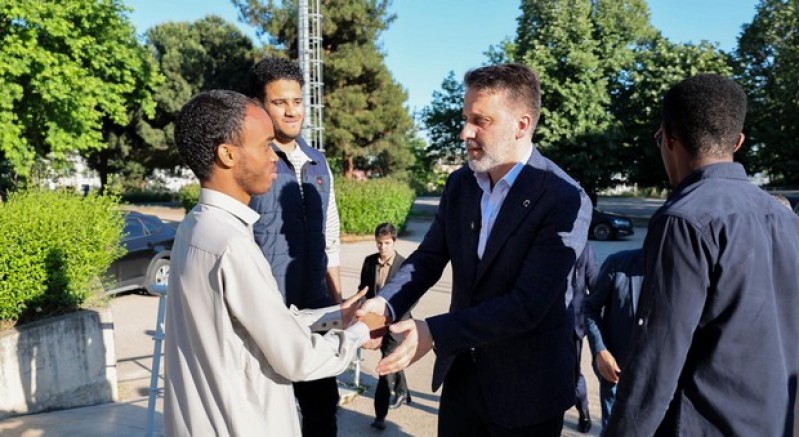 Bayram sabahı öğrencilerle buluştu