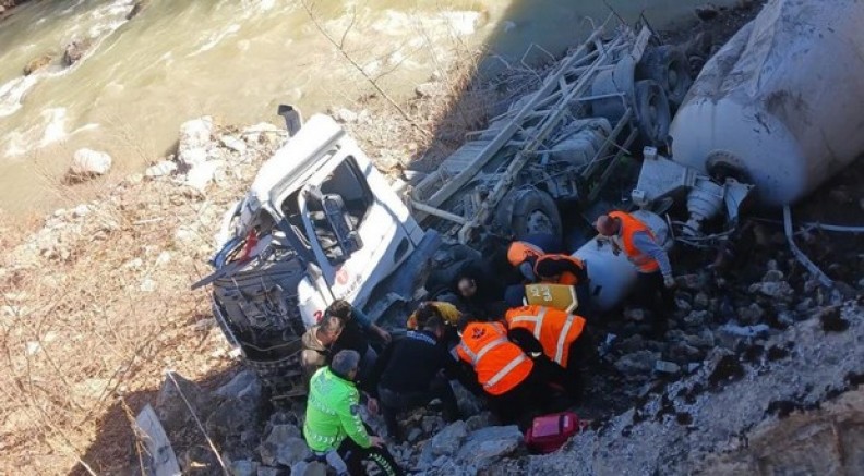 Beton mikseri dere yatağına uçtu: 1 yaralı