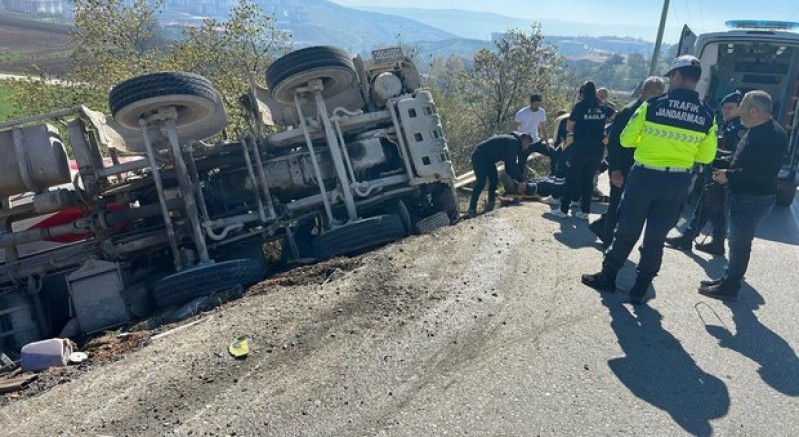 Beton mikseri şarampole yuvarlandı