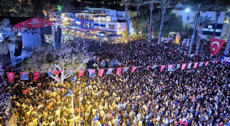 Bodrum'da kalabalık meydanlara sığmadı