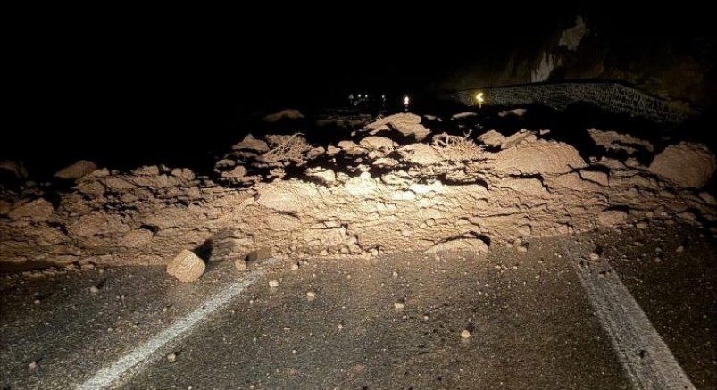 Bolu'da yol heyelan nedeniyle ulaşıma kapandı