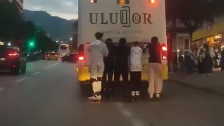 Bu gençler çıldırmış olmalı; Bursa'da kazaya davetiye