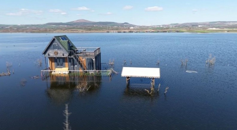 Bungalovlar, göl evi oldu