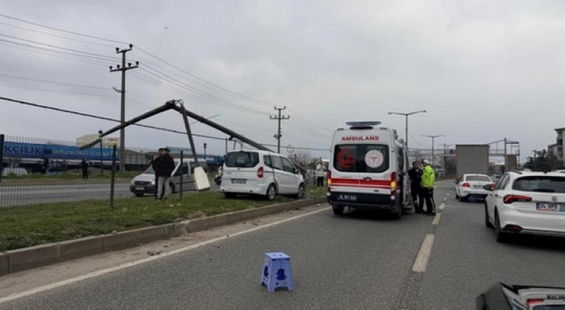 Bursa’da direğe çarpan otomobildeki, 2 kişi yaralandı