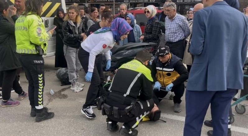 Bursa’da işçi servisine motosiklet çarptı: 2 yaralı