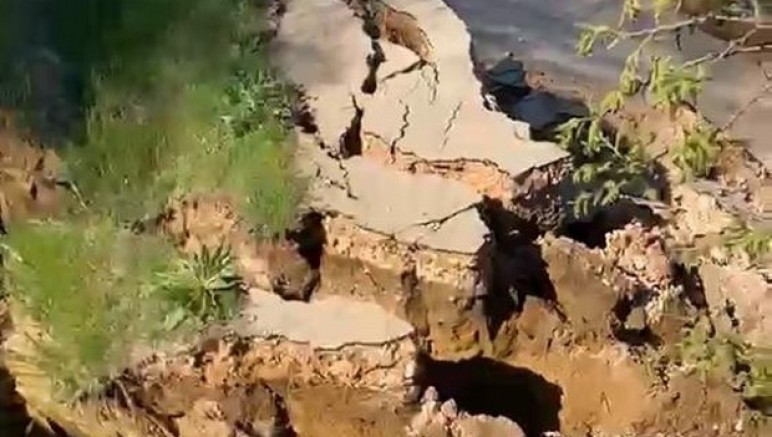 Bursa'da meydana gelen heyelan yolu parçalara ayırdı