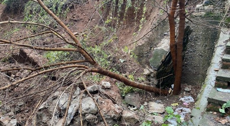 Bursa'da yağış sonrası istinat duvarı çöktü
