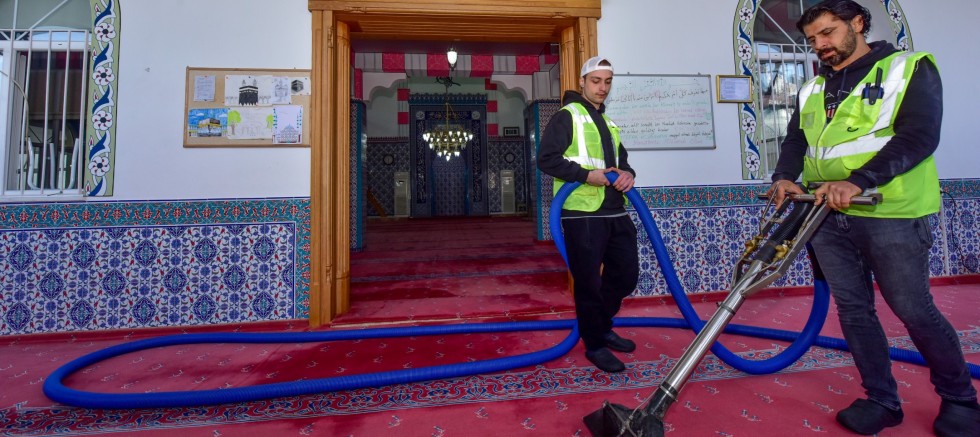 Bursa’daki camilerde Ramazan temizliği