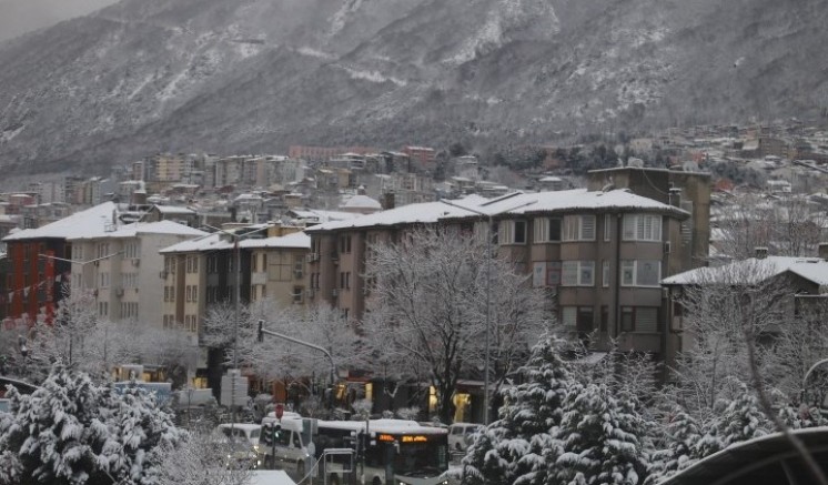 Bursa sabaha beyaz örtüyle uyandı