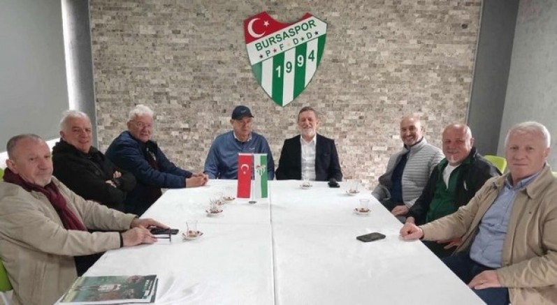 Bursaspor'un unutulmaz kaptanı Özden'in kitabı öğrencilere dağıtıldı