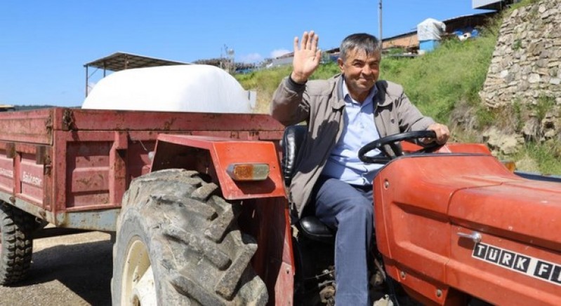 Büyükşehir Belediyesi'nden üreticiye kaba yem desteği