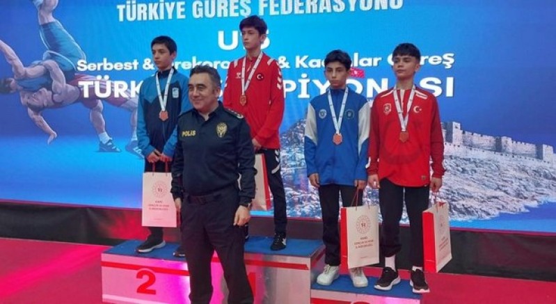 Büyükşehir Belediyesporlu güreşçilerden 3 madalya