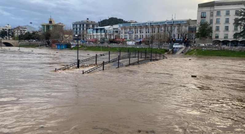 Çanakkale’de Kocabaş Çayı taştı