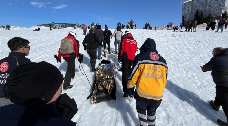 Dereye uçan tatilciyi JAK kurtardı