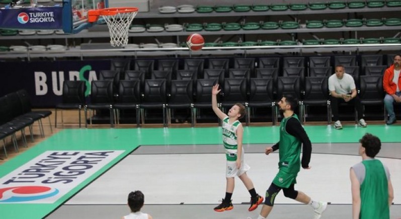 Dev adamlar miniklere karşı