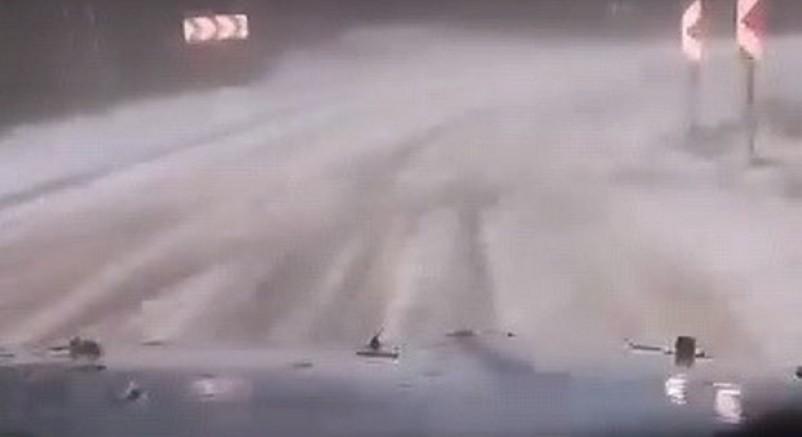 Dolu yağışı yolu beyaza bürüdü