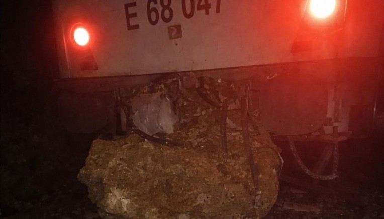 Düşen kaya treni raydan çıkardı