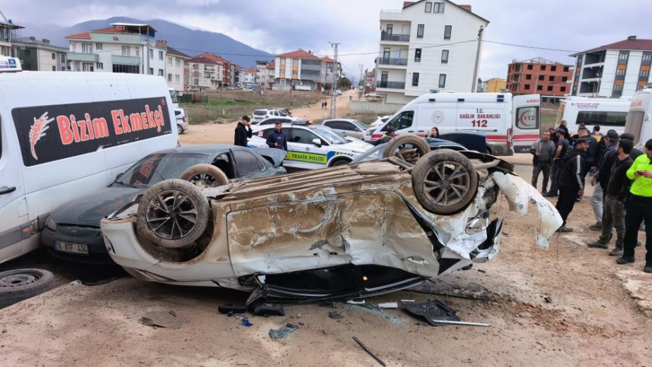 Ehliyetsiz sürücü park halindeki araçlara çarptı: 4 gencin durumu kritik