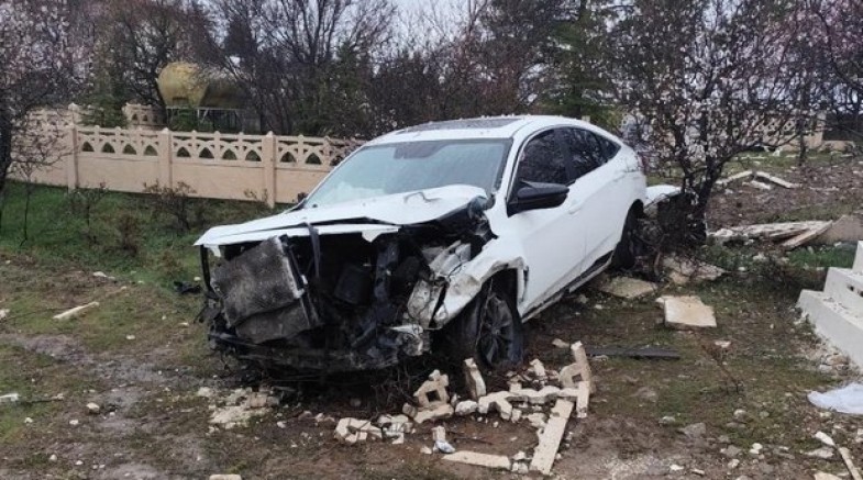 Elazığ'da otomobil mezarlığa girdi: 2 yaralı