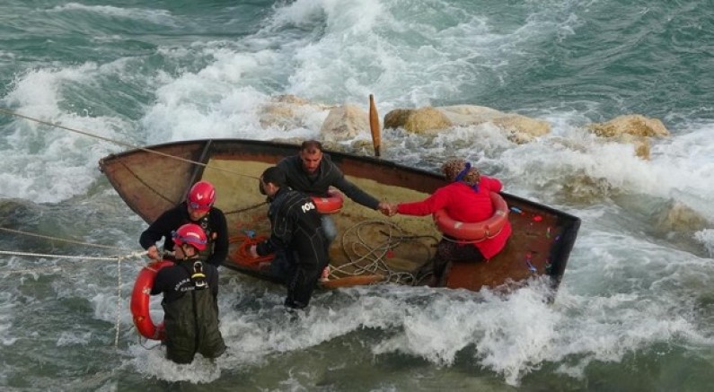 Ele ele tutuşup yardım beklediler