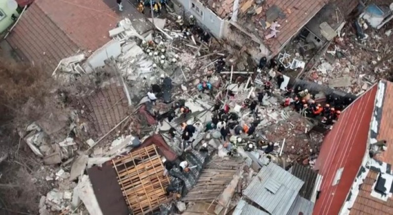 Fatih'te bitişik halde bulunan 2 gece kondu çöktü